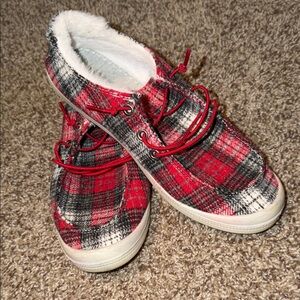 Faux-fur-lined red, white & black plaid flannel shoes by Forever Comfort (8.5)